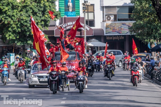 CĐV nhuộm đỏ phố phường, tiếp lửa cho tuyển Việt Nam ảnh 1