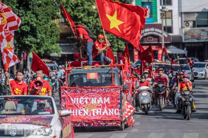 CĐV nhuộm đỏ phố phường, tiếp lửa cho tuyển Việt Nam ảnh 2