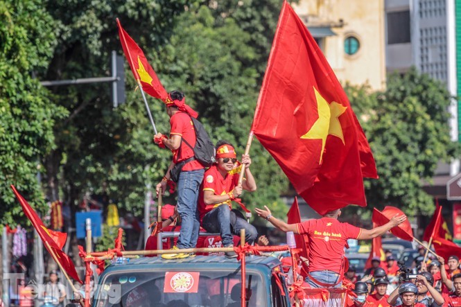 CĐV nhuộm đỏ phố phường, tiếp lửa cho tuyển Việt Nam ảnh 3