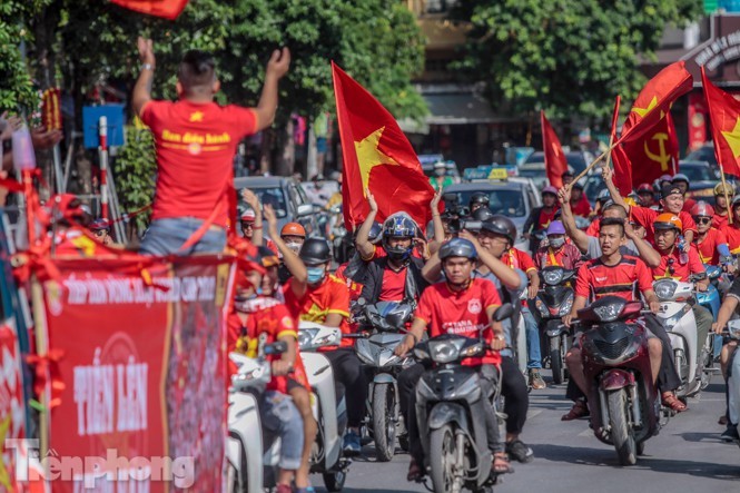 CĐV nhuộm đỏ phố phường, tiếp lửa cho tuyển Việt Nam ảnh 4