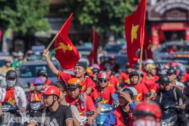 CĐV nhuộm đỏ phố phường, tiếp lửa cho tuyển Việt Nam ảnh 5