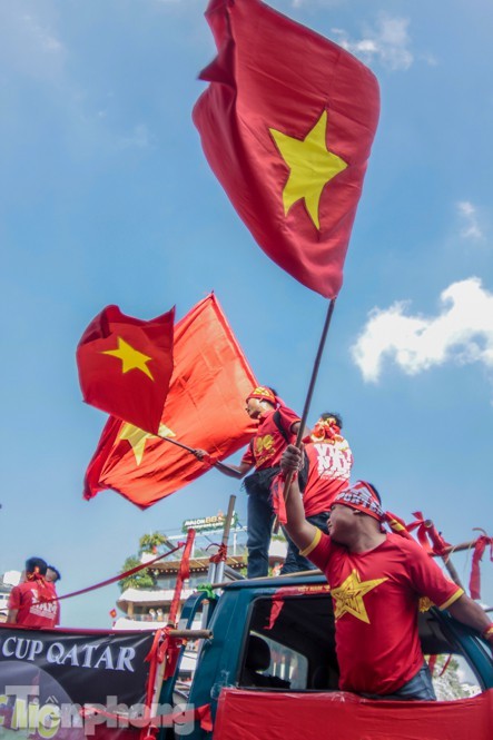 CĐV nhuộm đỏ phố phường, tiếp lửa cho tuyển Việt Nam ảnh 6