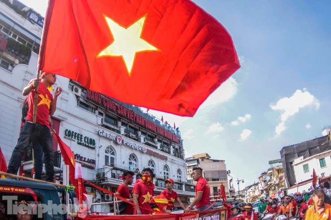 CĐV nhuộm đỏ phố phường, tiếp lửa cho tuyển Việt Nam ảnh 7