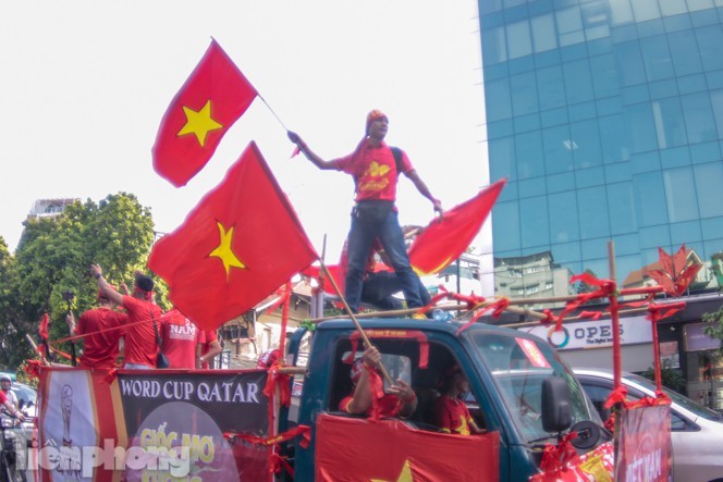 CĐV nhuộm đỏ phố phường, tiếp lửa cho tuyển Việt Nam ảnh 8