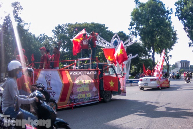 CĐV nhuộm đỏ phố phường, tiếp lửa cho tuyển Việt Nam ảnh 9