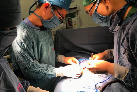 Nối thành công tá tràng bị đứt rời cho bé trai 11 ngày tuổi ảnh 1