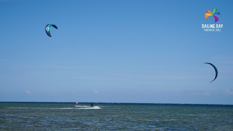 Lướt cùng gió ở bãi biển Ninh Chữ nổi tiếng thế giới ảnh 3
