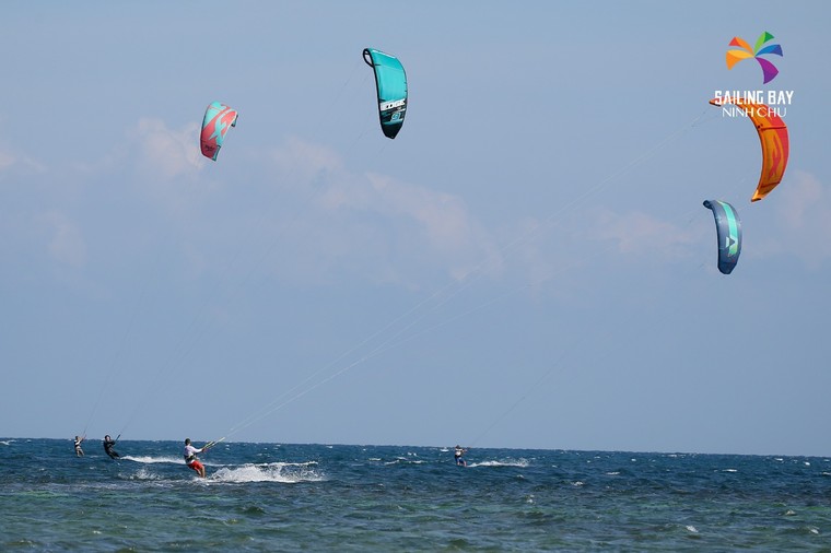 Lướt cùng gió ở bãi biển Ninh Chữ nổi tiếng thế giới ảnh 4