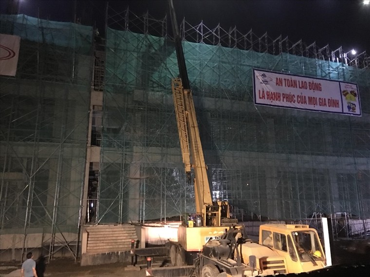 Sập giàn giáo tại công trường Trung tâm Văn hoá xứ Đông, 5 người bị nạn ảnh 1