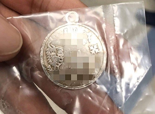 Bé trai suýt chết vì nuốt phải mặt dây chuyền ảnh 1