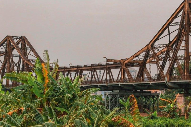 Cầu Long Biên được đổi tên vào năm nào?