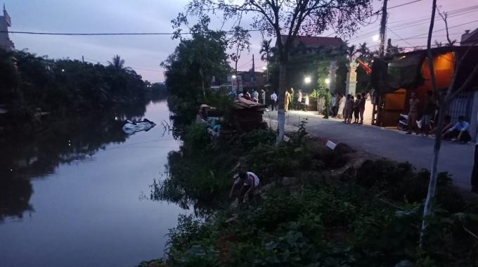 Ô tô mất lái lao xuống mương nước, 2 người tử vong ảnh 1