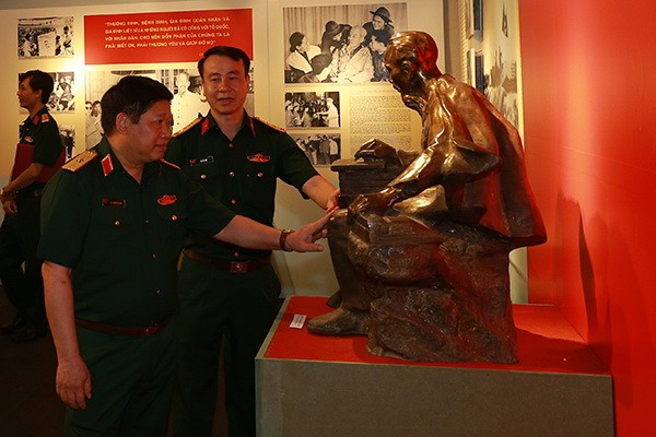 Triển lãm 'Luôn có Bác trong tim' ảnh 1