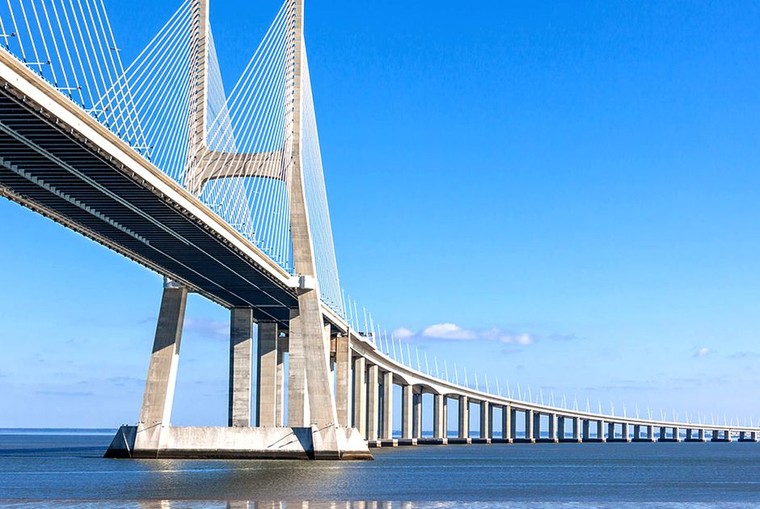 Vasco da Gama bắc qua con sông nào?