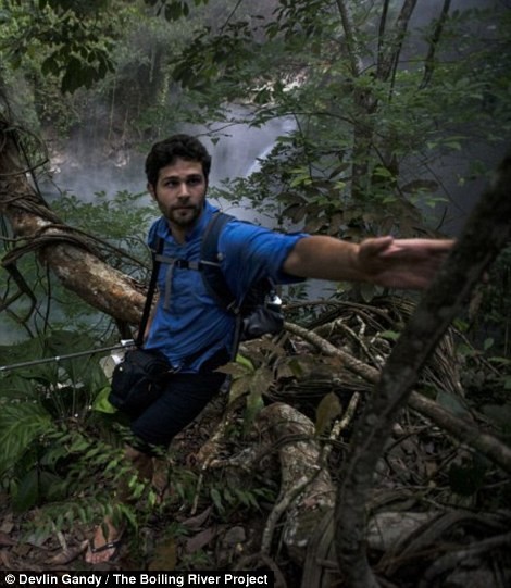 Andrés Ruzo ra mắt cuốn sách The Boiling River: Adventure and Discovery in the Amazon vào năm 2013 đúng hay sai?