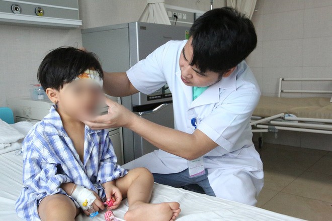 Bé gái 3 tuổi bị chó cắn nát mặt ảnh 2