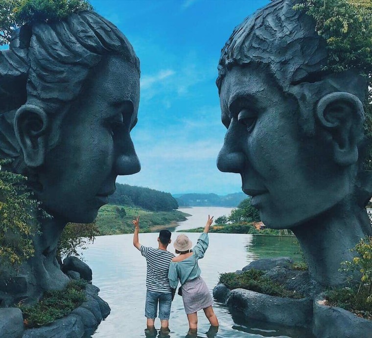 Đường hầm đất sét đi vào hoạt động vào năm bao nhiêu?