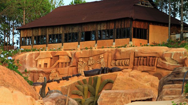 Đường hầm đất sét dài khoảng bao nhiêu m?