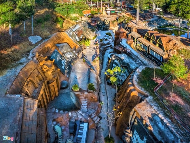 Những địa điểm du lịch nổi tiếng nào được tái hiện trong Đường hầm đất sét?