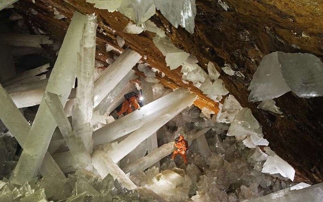 Nhiệt độ trong hang Naica thường lên tới gần bao nhiêu độ C?