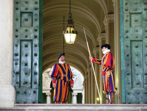 Đa phần người dân Vatican sống ở nước ngoài đúng hay sai?