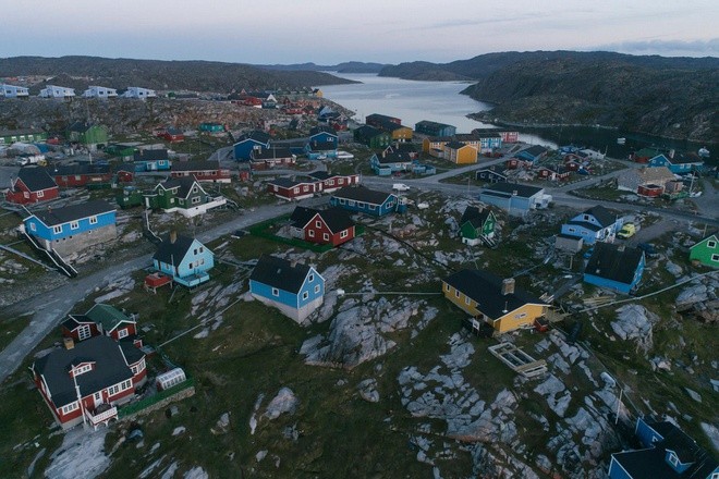 Greenland có biên giới phía Nam là...