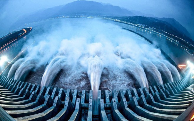 Con đập khổng lồ này có tên là gì?