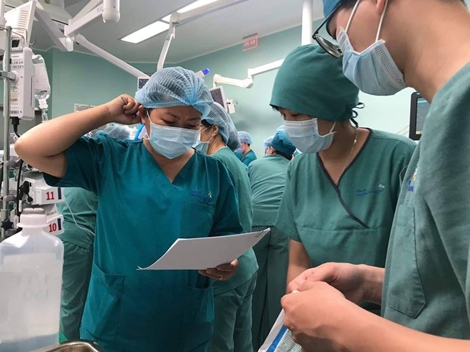 Những hình ảnh đầu tiên về ca đại phẫu tách rời cặp song sinh phức tạp nhất Việt Nam ảnh 1
