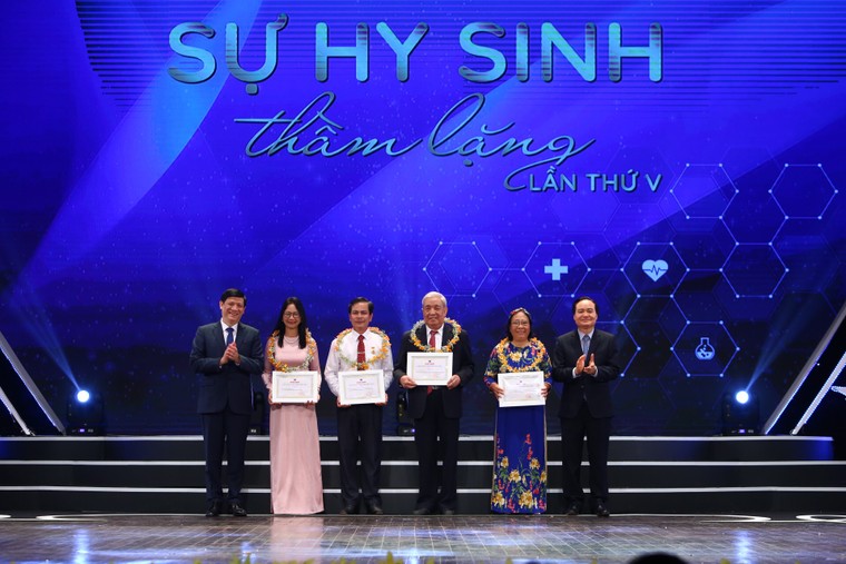 Tôn vinh những tấm gương hy sinh thầm lặng ảnh 1