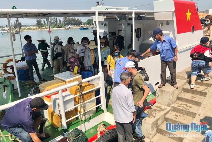 Gấp rút đưa hơn 2.000 du khách rời đảo Lý Sơn ảnh 1