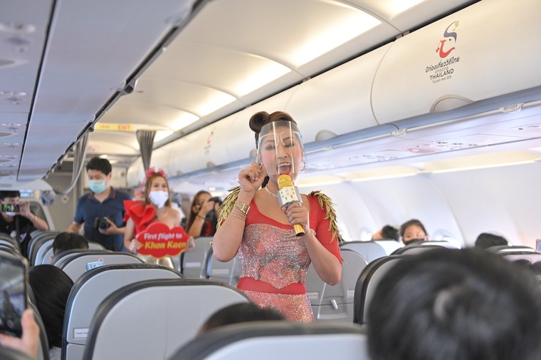 Vietjet Thái Lan khai trương đường bay Bangkok – Khon Kaen với màn biểu diễn của ca sỹ nổi tiếng Thái Lan Ying-Lee trên tàu bay ảnh 2