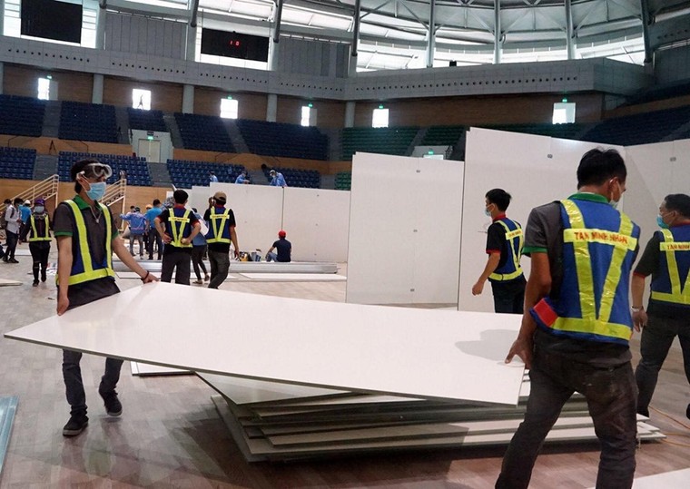Đà Nẵng gấp rút lắp đặt bệnh viện dã chiến Cung thể thao Tiên Sơn ảnh 9