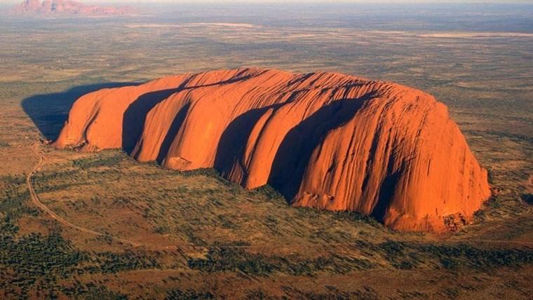 Không xuất hiện bất cứ cây cỏ nào ở núi Uluru?