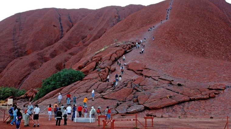 Núi Uluru có thể chuyển đổi thành mấy màu sắc khác nhau?