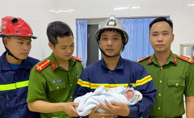 Đục tường cứu bé sơ sinh bị bỏ rơi giữa 2 khe tường ảnh 2