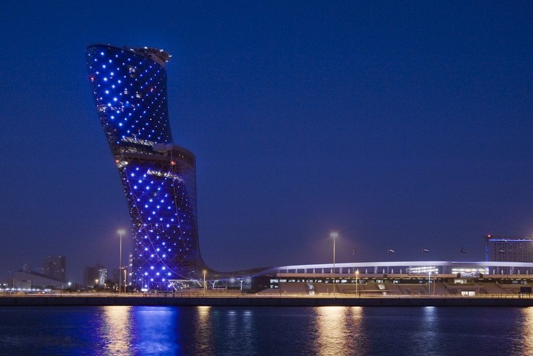 Capital Gate được công nhận là “Tòa tháp nhân tạo nghiêng nhiều nhất thế giới” vào năm…?