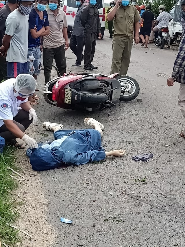 Đống rác đang cháy phát nổ, người phụ nữ đi đường tử vong ảnh 1