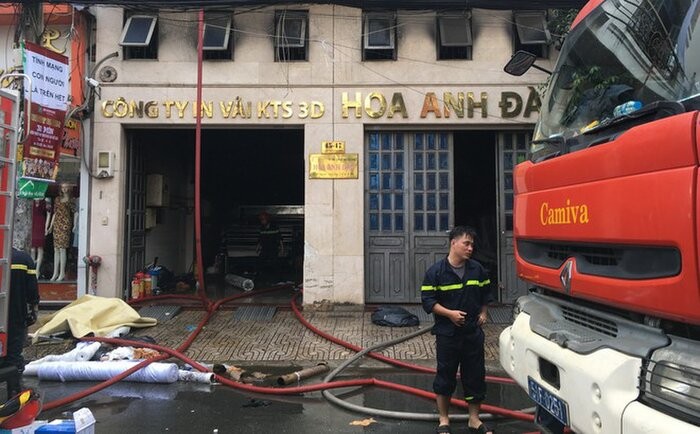 Cháy công ty in vải, nhân viên đu dây xuống đất thoát thân ảnh 1