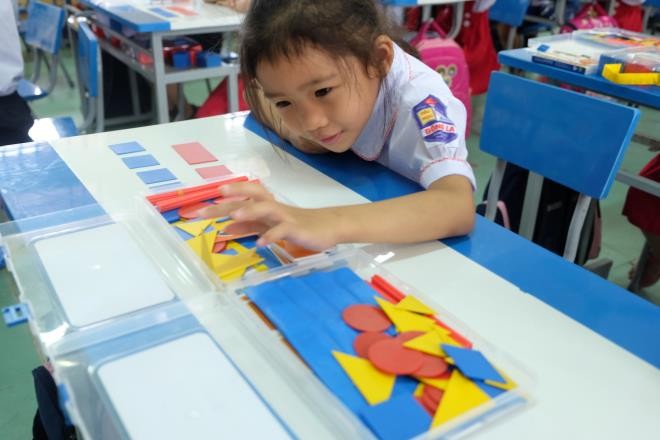 Trẻ 'còng lưng' học chữ, phụ huynh bế tắc vì Tiếng Việt 1 quá khó ảnh 1