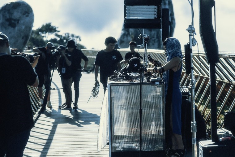 Ngắm những khoảnh khắc đẹp lạ lùng của Cầu Vàng trong đêm nhạc quốc tế United We Stream Asia ảnh 1