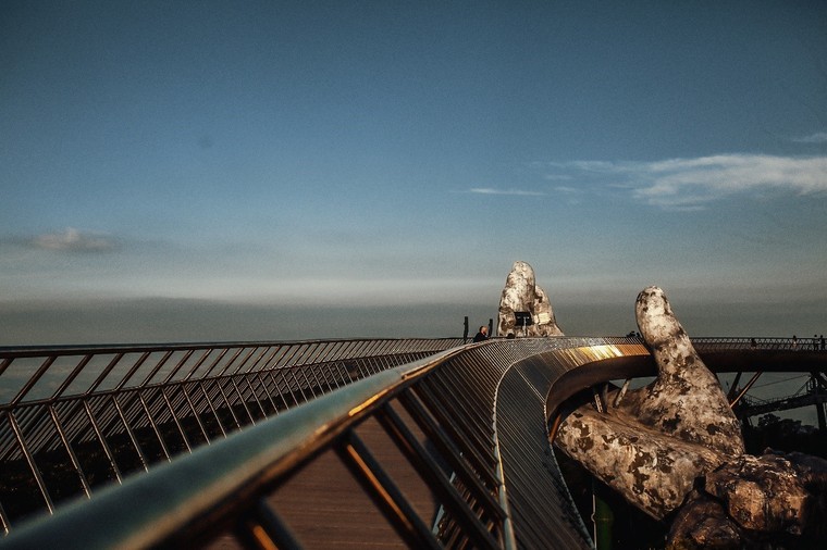 Ngắm những khoảnh khắc đẹp lạ lùng của Cầu Vàng trong đêm nhạc quốc tế United We Stream Asia ảnh 2