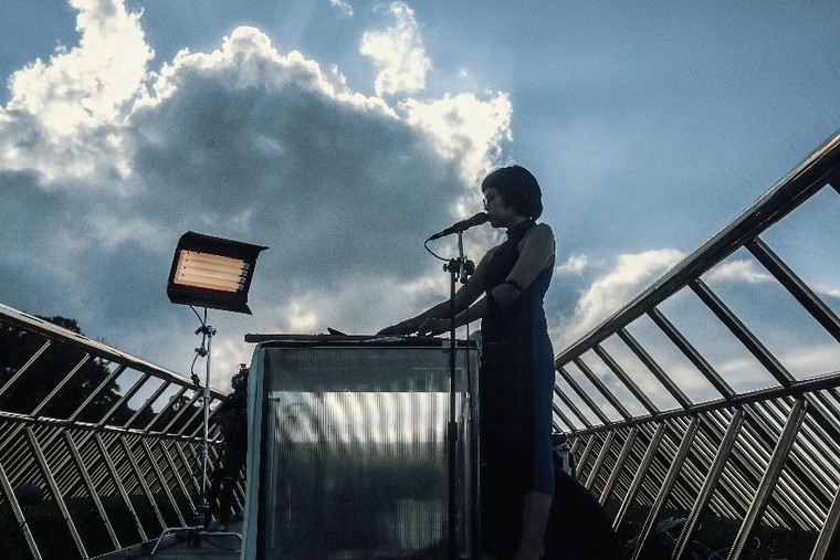 Ngắm những khoảnh khắc đẹp lạ lùng của Cầu Vàng trong đêm nhạc quốc tế United We Stream Asia ảnh 4