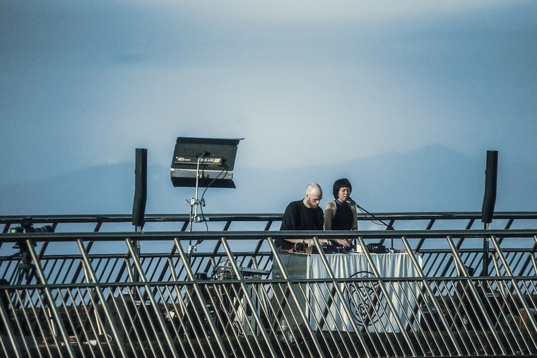 Ngắm những khoảnh khắc đẹp lạ lùng của Cầu Vàng trong đêm nhạc quốc tế United We Stream Asia ảnh 5