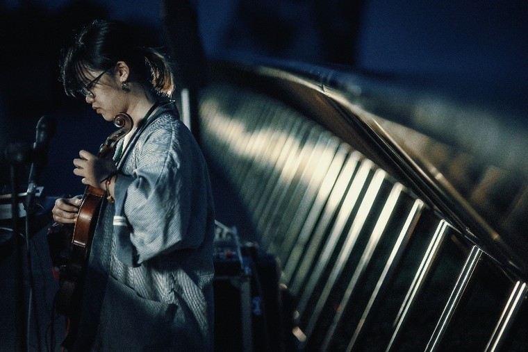 Ngắm những khoảnh khắc đẹp lạ lùng của Cầu Vàng trong đêm nhạc quốc tế United We Stream Asia ảnh 6