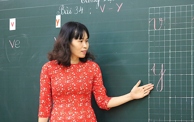 Thứ trưởng GD&ĐT giải thích lý do môn Tiếng Việt 1 nhiều tiết học hơn trước ảnh 1