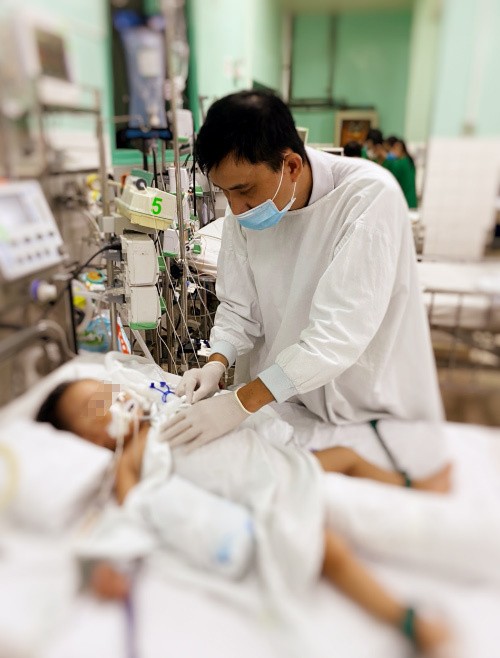 Bé trai 2 tuổi bị chó cắn rách cổ ảnh 1