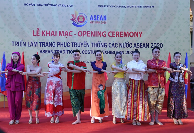 Triển lãm trang phục truyền thống các nước ASEAN 2020 ảnh 1