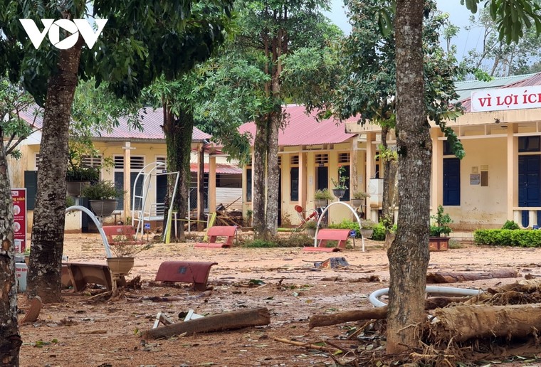 Học sinh vùng bão lũ miền Trung: Gian nan con đường đến trường ảnh 2