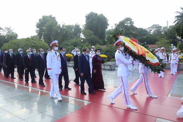 Lãnh đạo Đảng, Nhà nước, MTTQ Việt Nam vào Lăng viếng Chủ tịch Hồ Chí Minh ảnh 5