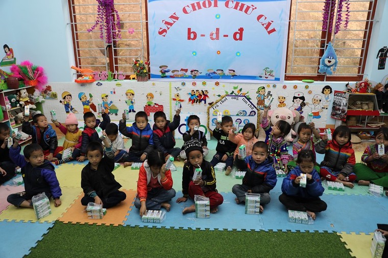 Vinamilk và quỹ sữa vươn cao Việt Nam trao tặng 94.000 ly sữa cho trẻ em khó khăn Hà Giang ảnh 3